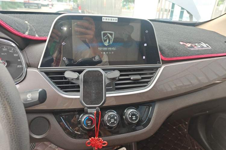 Used Baojun 310W 2017 1.5L Manual Fashion Model China V Audio And AC Panel