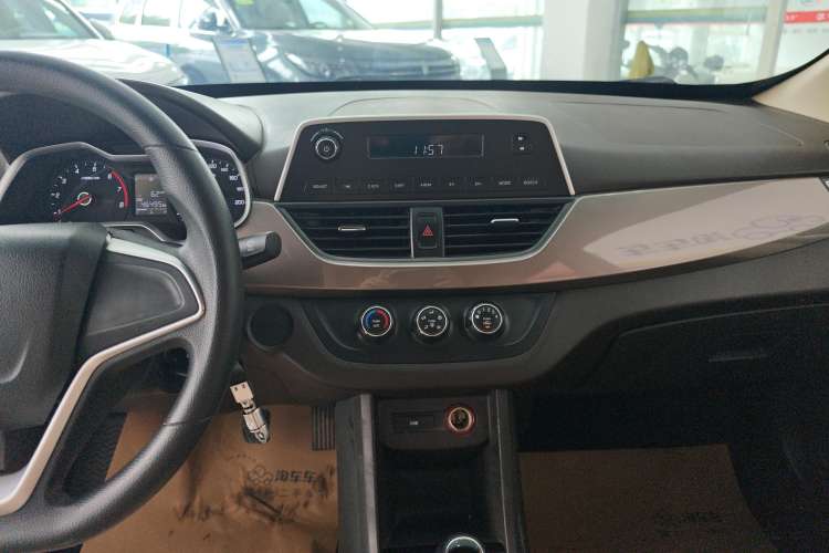 Used Baojun 310W 2017 1.5L Manual Comfort Version China V Audio And AC Panel