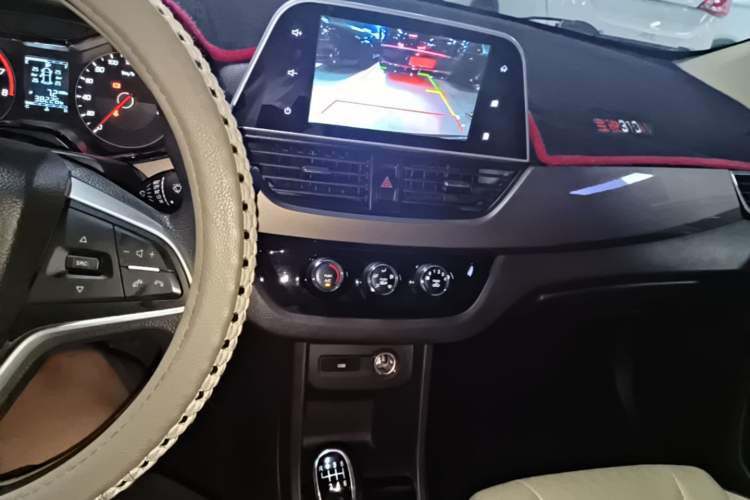 Used Baojun 310W 2017 1.5L Manual Fashion Edition China VI Audio And AC Panel