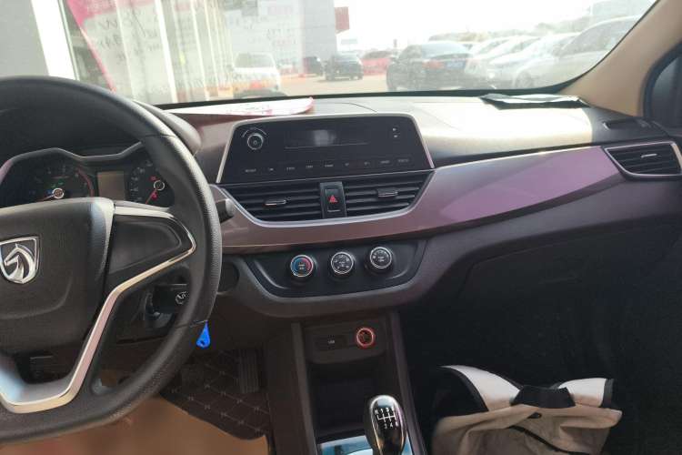 Used Baojun 310W 2017 1.5L Manual Comfort Version China VI Emission Standard Audio And AC Panel