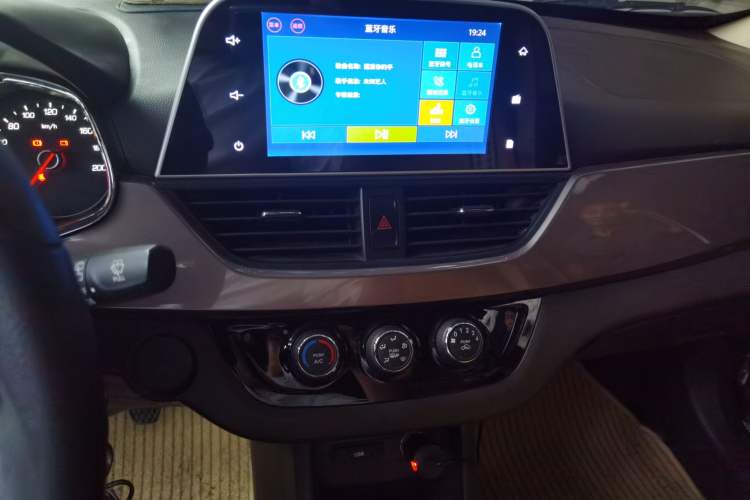 Used Baojun 310W 2017 1.5L Manual Fashion Model China V Audio And AC Panel