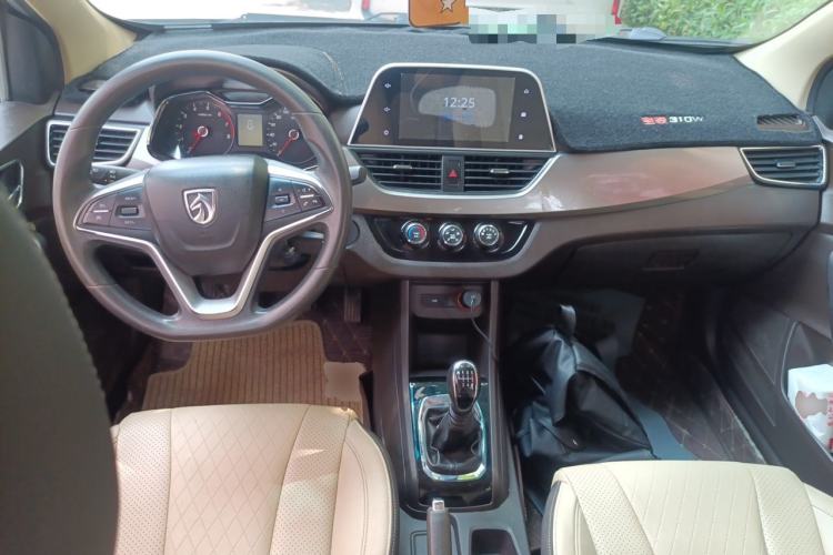 Used Baojun 310W 2017 1.5L Manual Fashion Model China V Center Console
