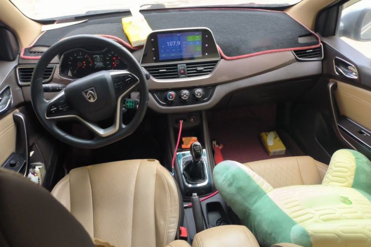 Used Baojun 310W 2017 1.5L Manual Fashion Model China V Center Console