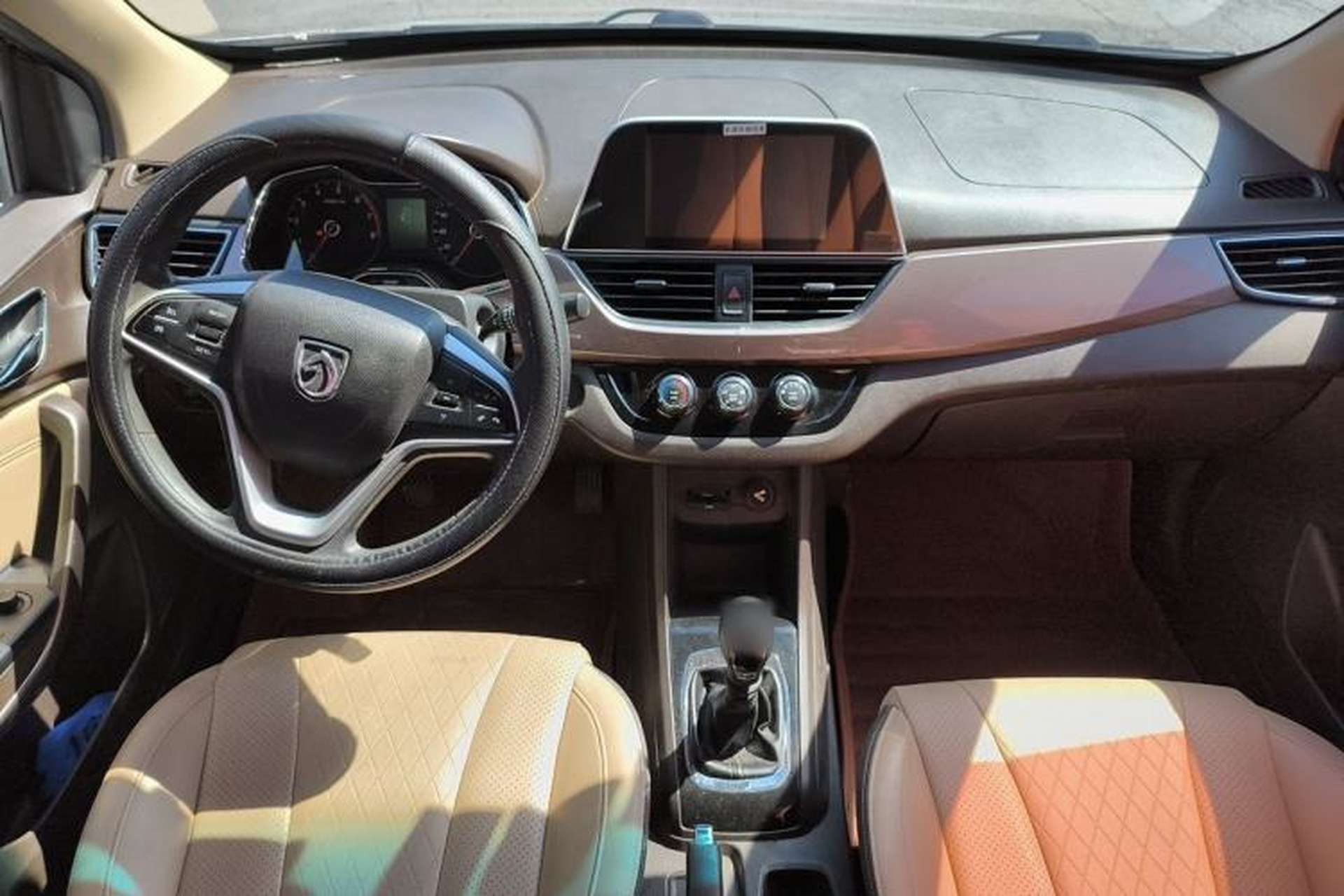 Used Baojun 310W 2017 1.5L Manual Fashion Edition China VI Center Console