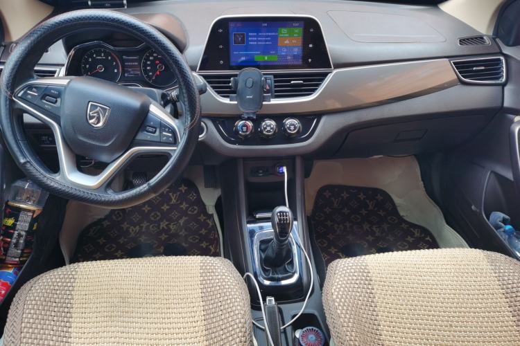 Used Baojun 310W 2017 1.5L Manual Luxury Version China VI Center Console