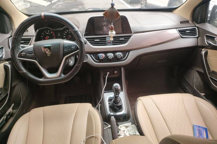 Used Baojun 310W 2017 1.5L Manual Fashion Model China V Center Console