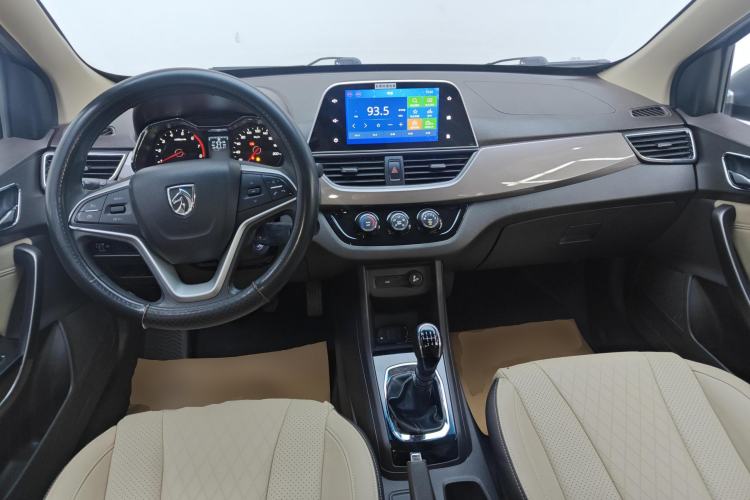 Used Baojun 310W 2017 1.5L Manual Fashion Model China V Center Console