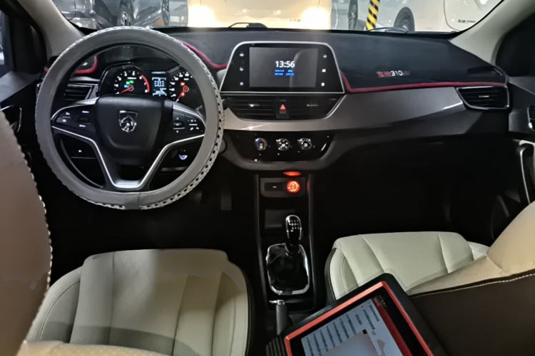 Used Baojun 310W 2017 1.5L Manual Fashion Edition China VI Center Console
