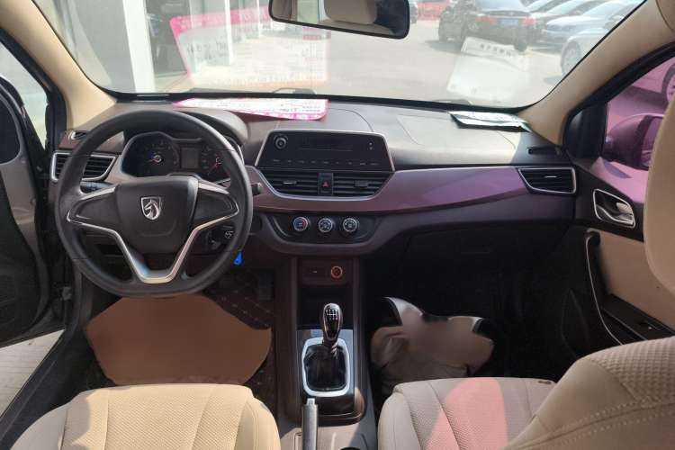Used Baojun 310W 2017 1.5L Manual Comfort Version China VI Emission Standard Center Console