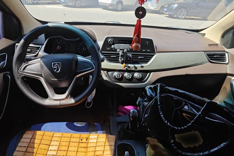 Used Baojun 310W 2017 1.5L Manual Comfort Version China VI Emission Standard Center Console