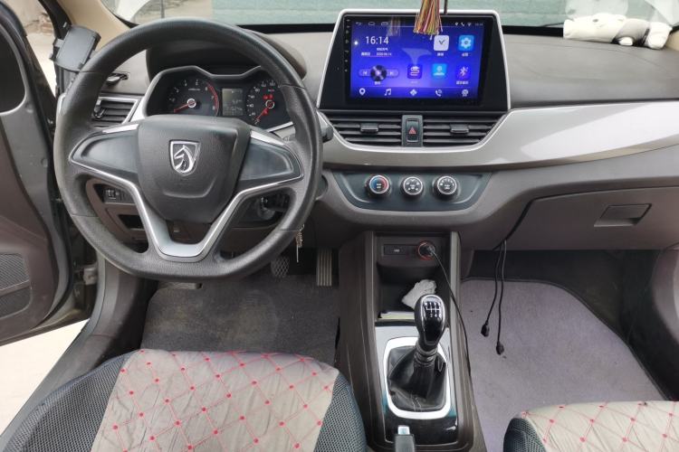 Used Baojun 310W 2017 1.5L Manual Comfort Version China VI Emission Standard Center Console