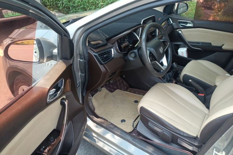 Used Baojun 310W 2017 1.5L Manual Fashion Model China V Driver Seat
