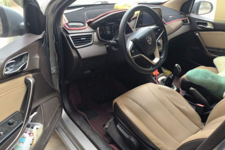 Used Baojun 310W 2017 1.5L Manual Fashion Model China V Driver Seat