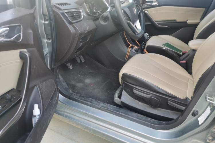 Used Baojun 310W 2017 1.5L Manual Fashion Model China V Driver Seat
