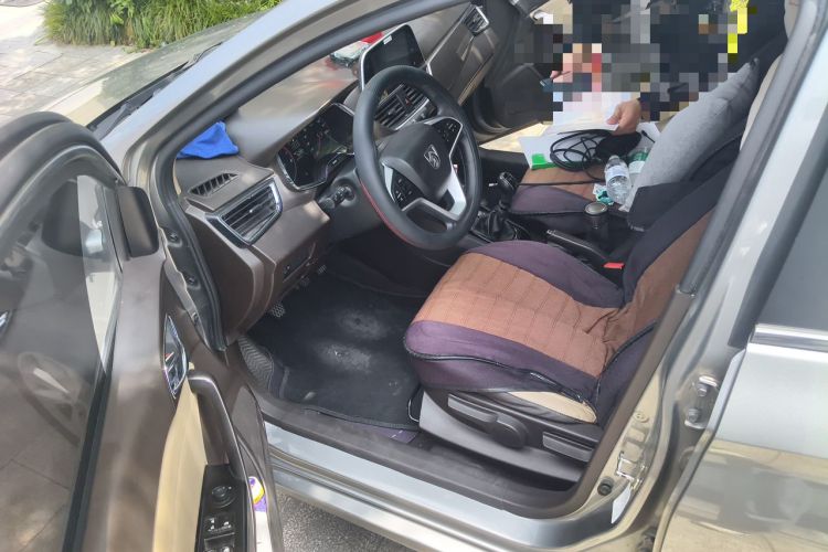 Used Baojun 310W 2017 1.5L Manual Fashion Model China V Driver Seat