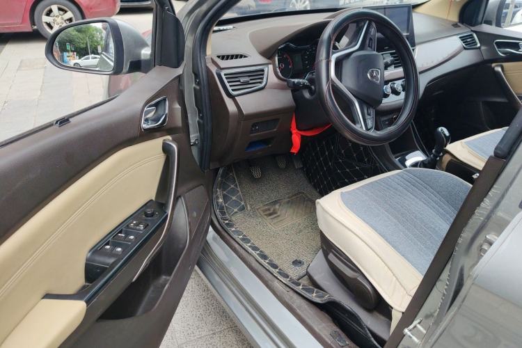 Used Baojun 310W 2017 1.5L Manual Fashion Model China V Driver Seat