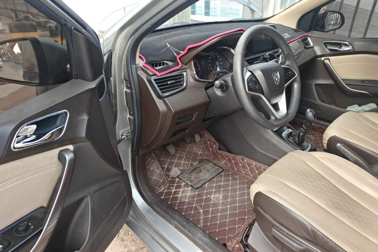Used Baojun 310W 2017 1.5L Manual Fashion Model China V Driver Seat