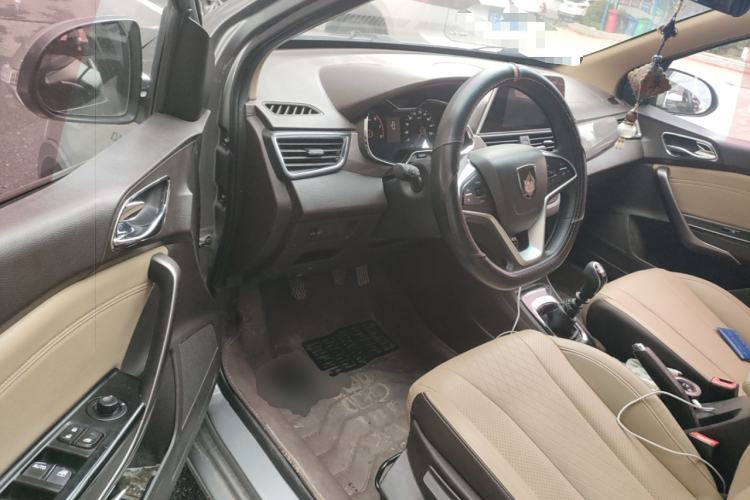Used Baojun 310W 2017 1.5L Manual Fashion Model China V Driver Seat