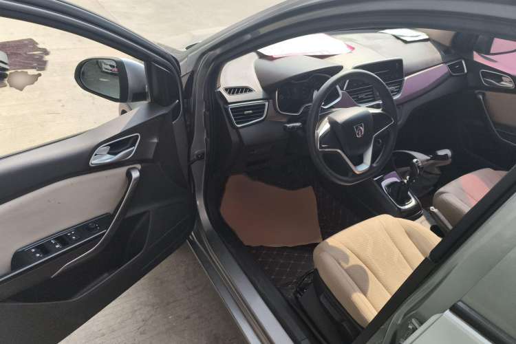 Used Baojun 310W 2017 1.5L Manual Comfort Version China VI Emission Standard Driver Seat