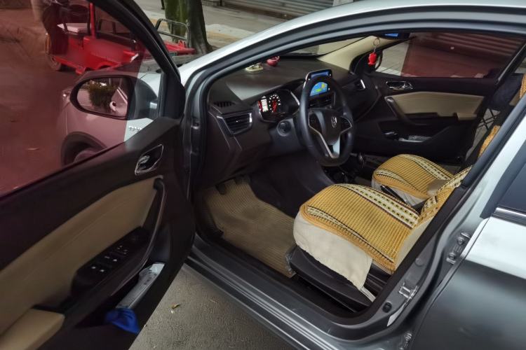 Used Baojun 310W 2017 1.5L Manual Fashion Model China V Driver Seat