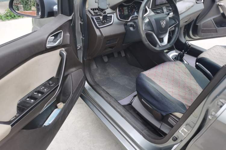 Used Baojun 310W 2017 1.5L Manual Comfort Version China VI Emission Standard Driver Seat