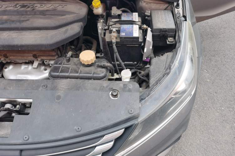 Used Baojun 310W 2017 1.5L Manual Luxury Version China VI Engine Bay Left