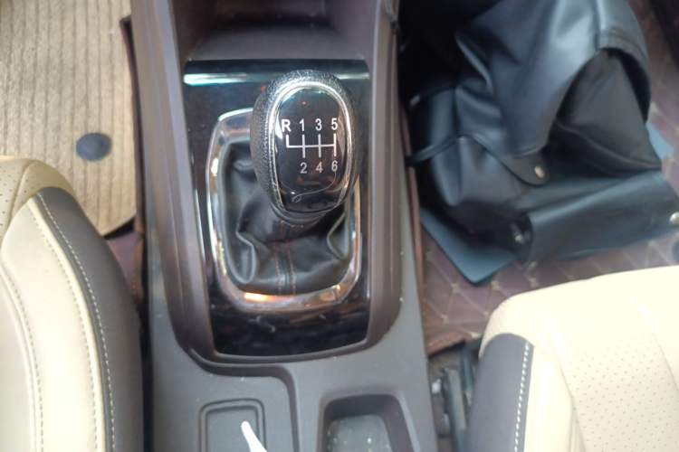 Used Baojun 310W 2017 1.5L Manual Fashion Model China V Gear Lever