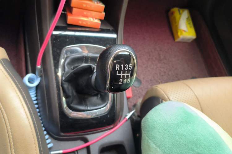 Used Baojun 310W 2017 1.5L Manual Fashion Model China V Gear Lever