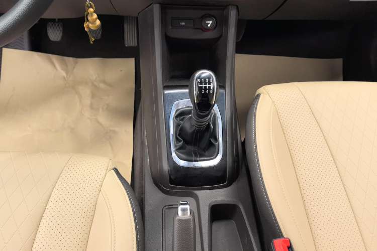 Used Baojun 310W 2017 1.5L Manual Fashion Model China V Gear Lever