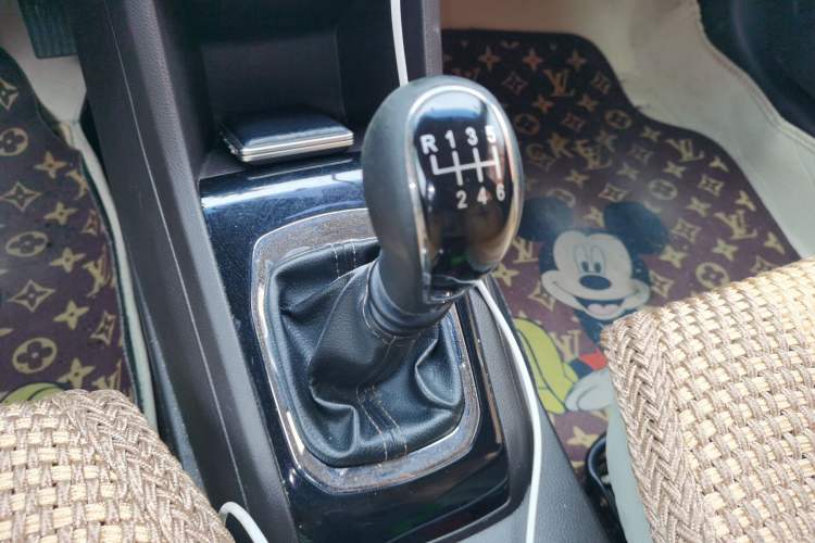 Used Baojun 310W 2017 1.5L Manual Luxury Version China VI Gear Lever