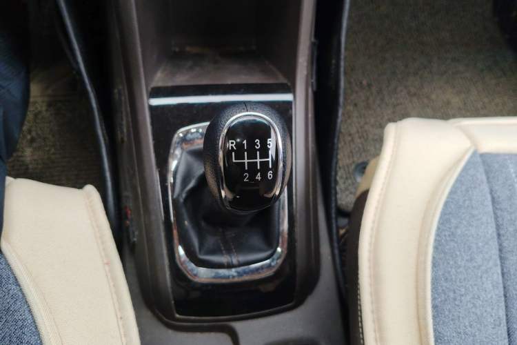 Used Baojun 310W 2017 1.5L Manual Fashion Model China V Gear Lever