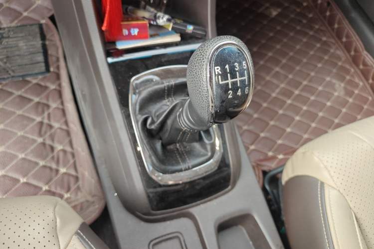 Used Baojun 310W 2017 1.5L Manual Fashion Model China V Gear Lever