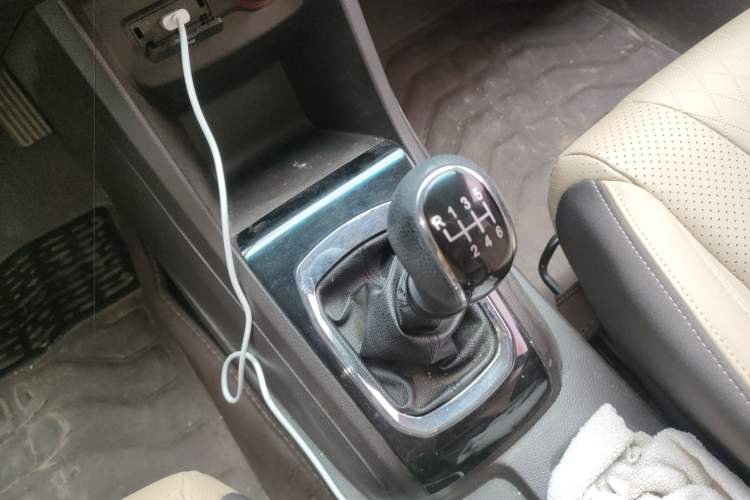 Used Baojun 310W 2017 1.5L Manual Fashion Model China V Gear Lever
