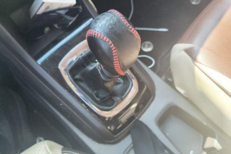 Used Baojun 310W 2017 1.5L Manual Luxury Edition China V Gear Lever