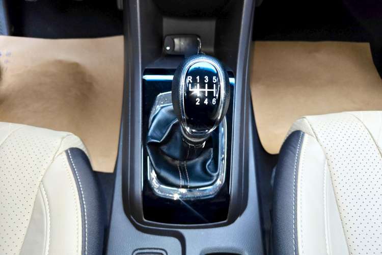 Used Baojun 310W 2017 1.5L Manual Fashion Model China V Gear Lever