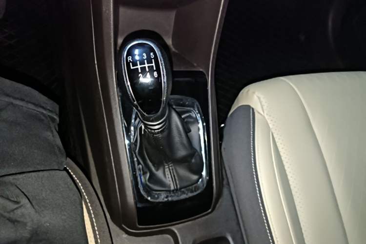 Used Baojun 310W 2017 1.5L Manual Fashion Edition China VI Gear Lever