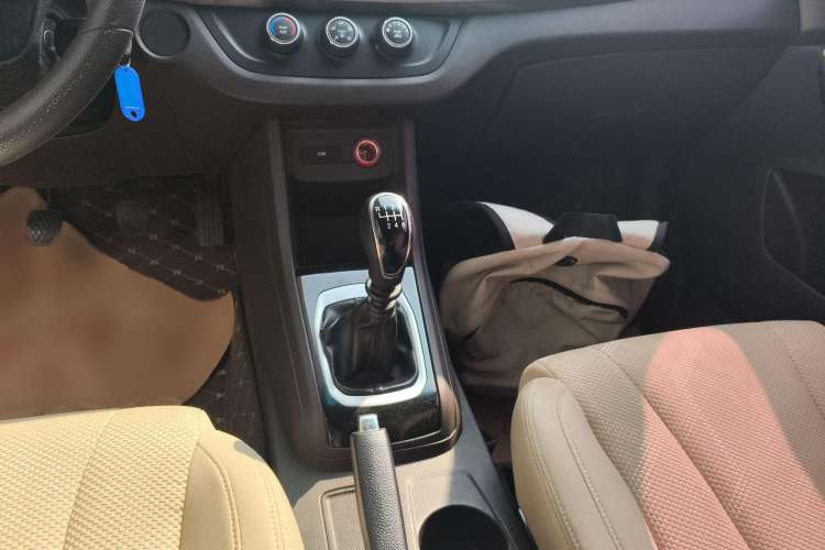 Used Baojun 310W 2017 1.5L Manual Comfort Version China VI Emission Standard Gear Lever
