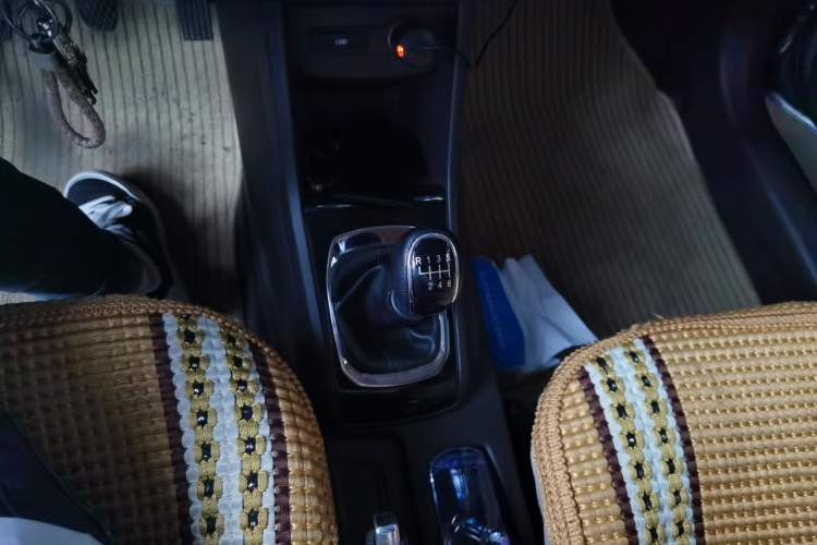 Used Baojun 310W 2017 1.5L Manual Fashion Model China V Gear Lever