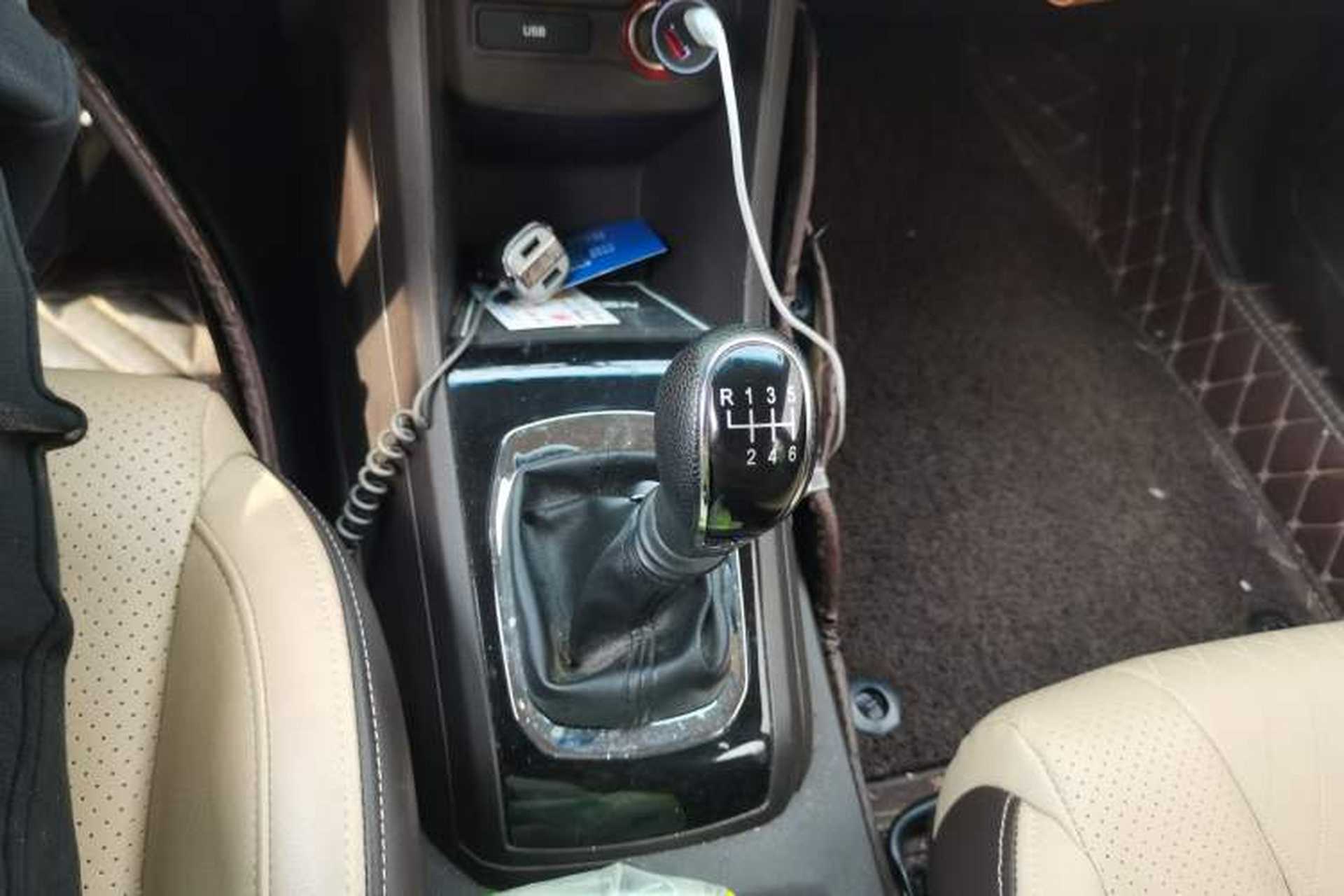Used Baojun 310W 2017 1.5L Manual Fashion Model China V Gear Lever