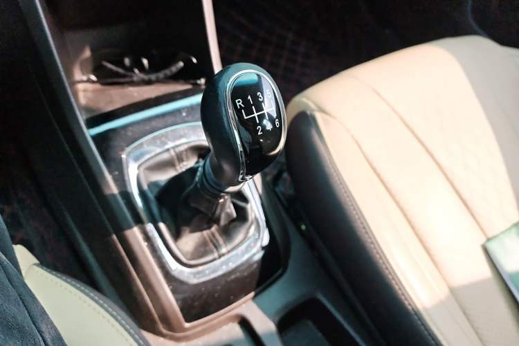 Used Baojun 310W 2017 1.5L Manual Luxury Edition China V Gear Lever