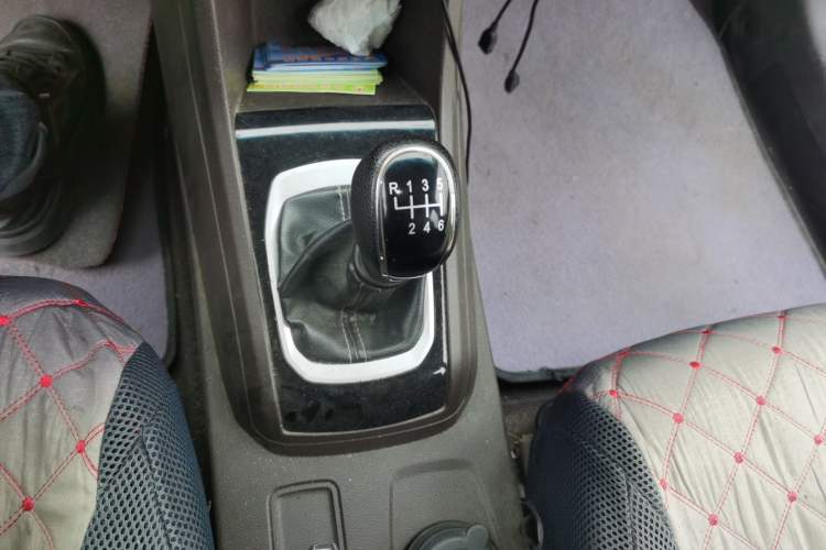 Used Baojun 310W 2017 1.5L Manual Comfort Version China VI Emission Standard Gear Lever