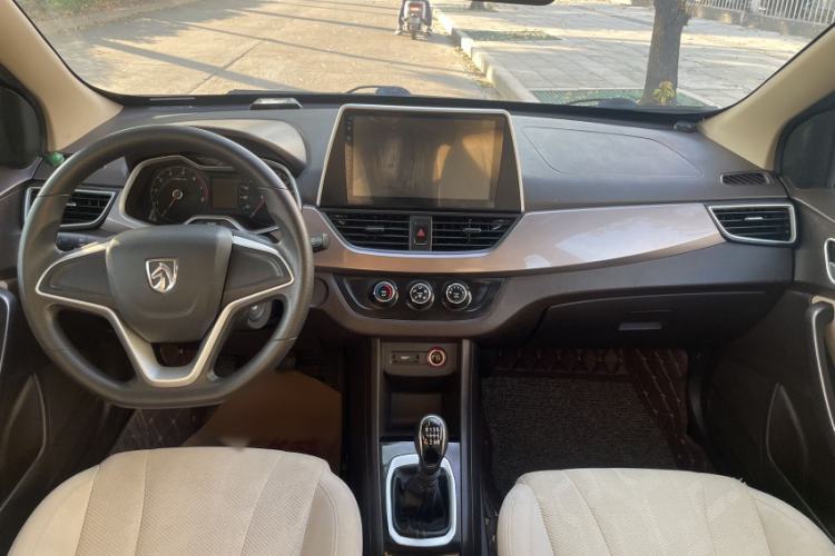 Used Baojun 310W 2017 1.5L Manual Comfort Version China V Interior 1