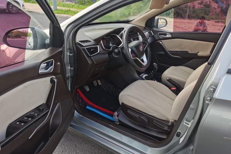 Used Baojun 310W 2017 1.5L Manual Comfort Version China VI Emission Standard Interior 1