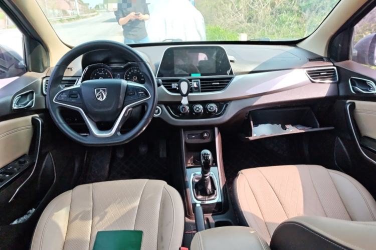 Used Baojun 310W 2017 1.5L Manual Luxury Edition China V Interior 2