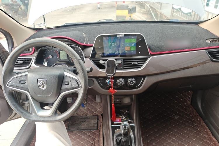 Used Baojun 310W 2017 1.5L Manual Fashion Model China V Interior 2