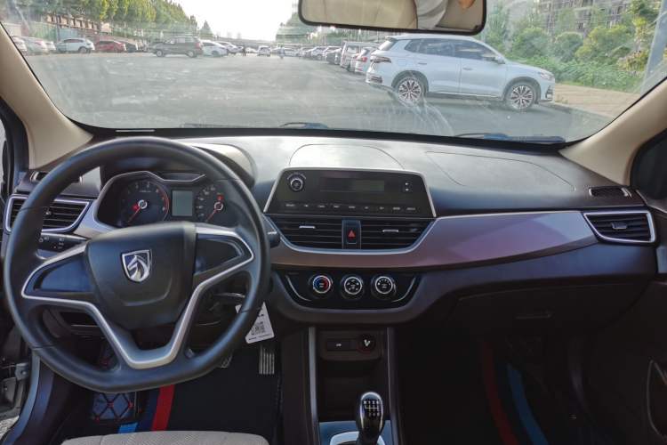 Used Baojun 310W 2017 1.5L Manual Comfort Version China VI Emission Standard Interior 3
