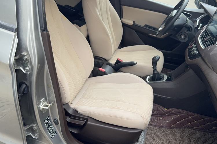 Used Baojun 310W 2017 1.5L Manual Comfort Version China V Interior 4