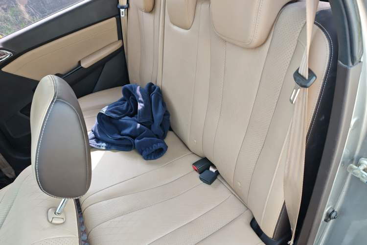 Used Baojun 310W 2017 1.5L Manual Luxury Edition China V Interior 4