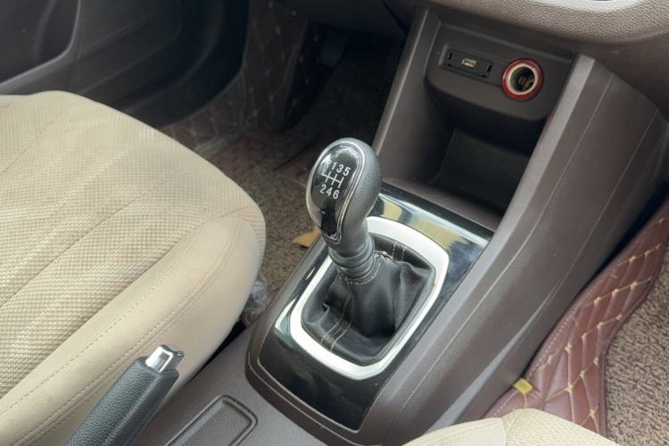 Used Baojun 310W 2017 1.5L Manual Comfort Version China V Interior 5