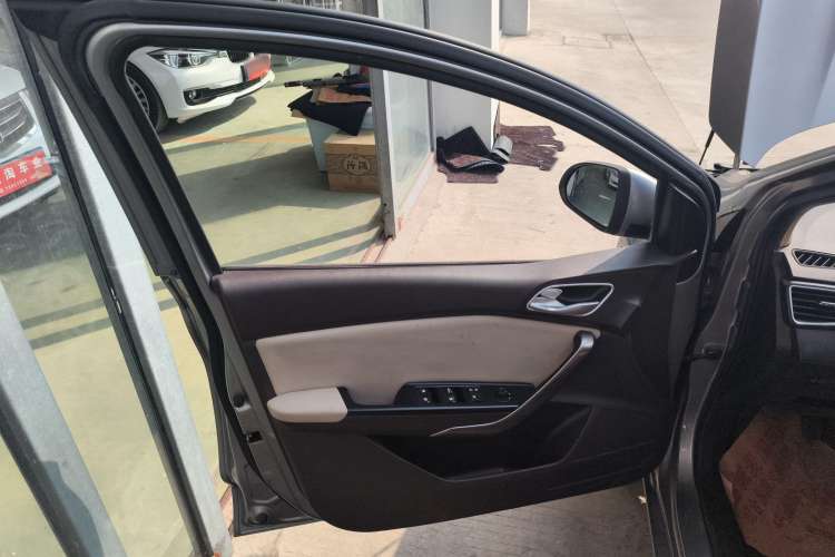Used Baojun 310W 2017 1.5L Manual Comfort Version China VI Emission Standard Left Front Door Interior
